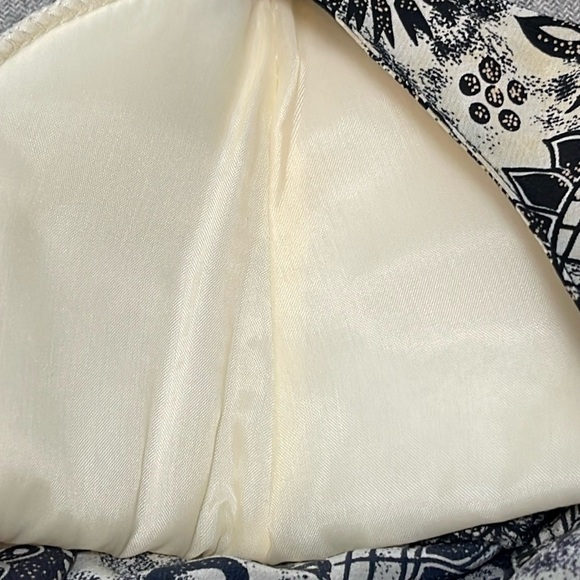 NWOT Spenser Jeremy Black Cream 100% Silk Short Sleeve Blouse - Size Medium - Picture 9 of 13